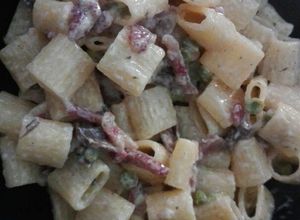 Foto di Pasta con funghi, piselli, pancetta e robiola