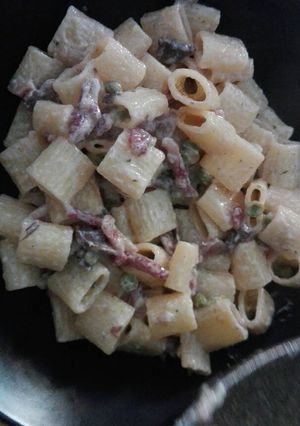 Foto di Pasta con funghi, piselli, pancetta e robiola