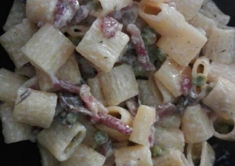Pasta con funghi, piselli, pancetta e robiola