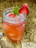 Agua de fresa 🍓 con hierbabuena 🍃