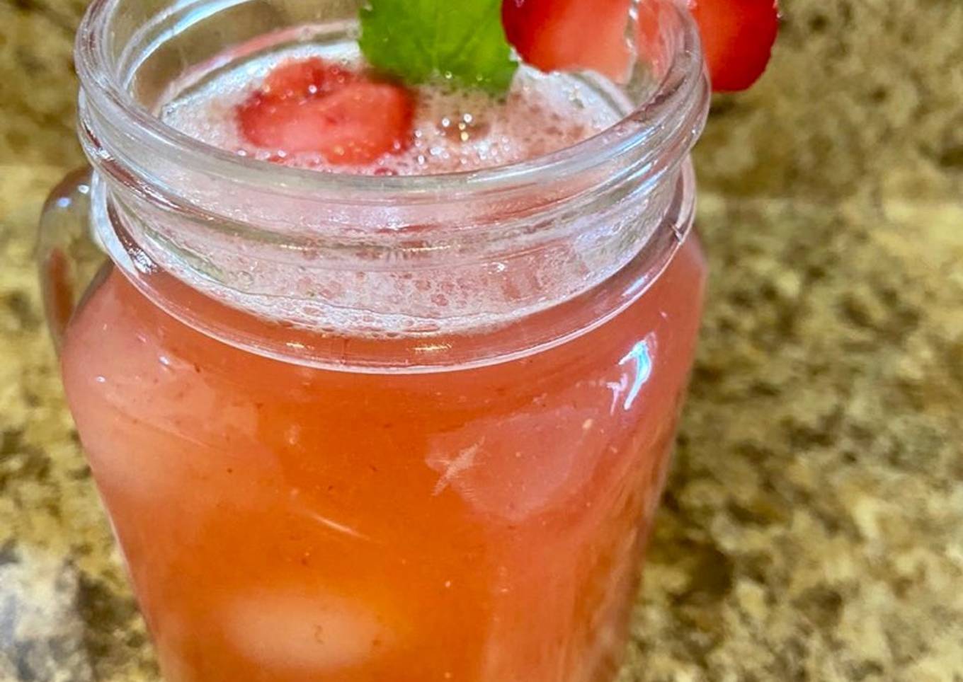 Agua de fresa π con hierbabuena π