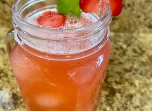 Una foto de Agua de fresa 🍓 con hierbabuena 🍃
