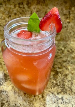 Una foto de Agua de fresa 🍓 con hierbabuena 🍃