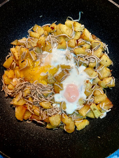 Una foto de Huevos rotos con gulas