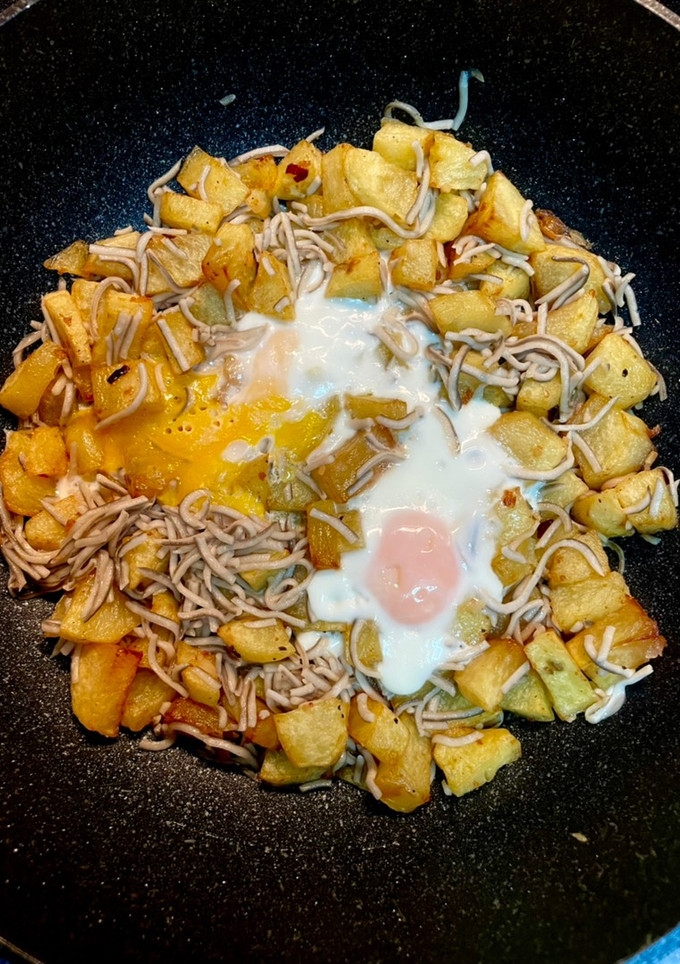Una foto de Huevos rotos con gulas