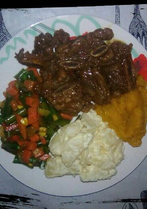 A picture of Beef stew with salads.