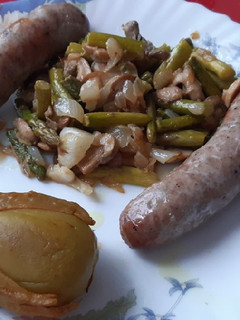 Una foto de Butifarras en airfryer con trigueros y champiñones a la mostaza