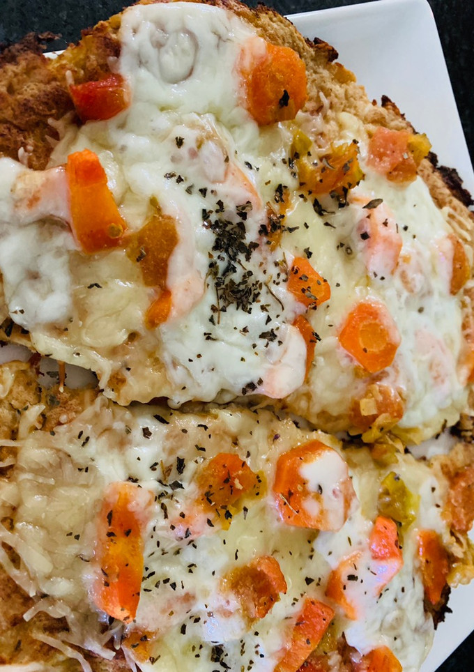 Una foto de Pizza veggie base de coliflor
