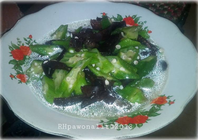 Resep Okra cah jamur kuping yang Lezat