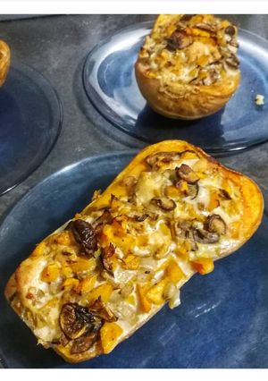 Une photo de Butternut farci au poulet et champignons