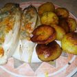 Indivia alla griglia, con gorgonzola e olio di rosmarino. Accanto a loro, patate alla curcuma!