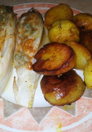 Foto di Indivia alla griglia, con gorgonzola e olio di rosmarino. Accanto a loro, patate alla curcuma!