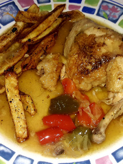 Una foto de Pollo guisado con verduras y patatas fritas