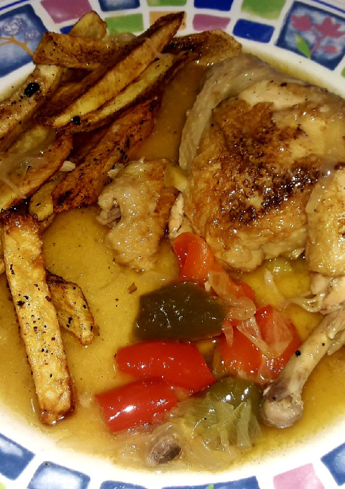 Una foto de Pollo guisado con verduras y patatas fritas