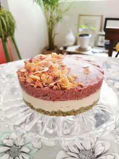 Una foto de Pastel helado de coliflor, coco y cereza