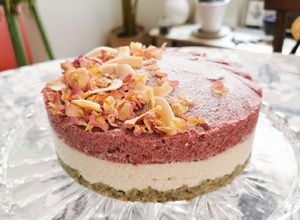 Una foto de Pastel helado de coliflor, coco y cereza