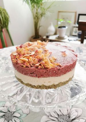 Una foto de Pastel helado de coliflor, coco y cereza