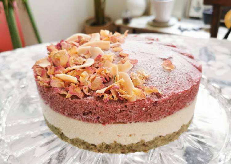 Pastel helado de coliflor, coco y cereza