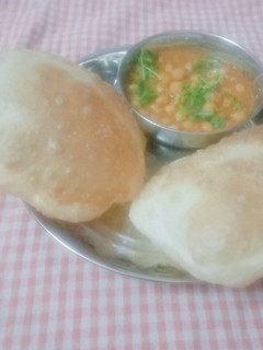 சோலா பூரி சென்னா மசாலா (Chola poori channa masala recipe in tamil) செய்முறை முக்கிய புகைப்படம்