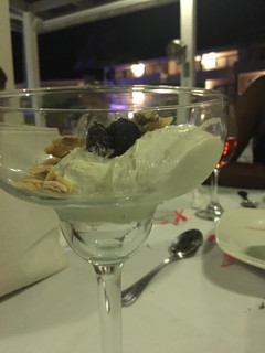 Una foto de Copa cremosa de limón 🍋 almendras y ciruelas pasas😋