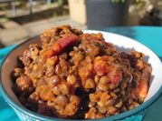 Une photo de lentilles lardon