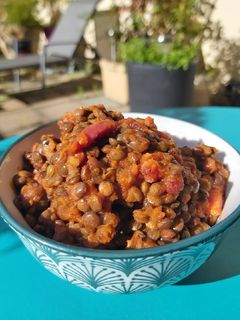 Une photo de Lentilles aux lardons sauce tomate bio