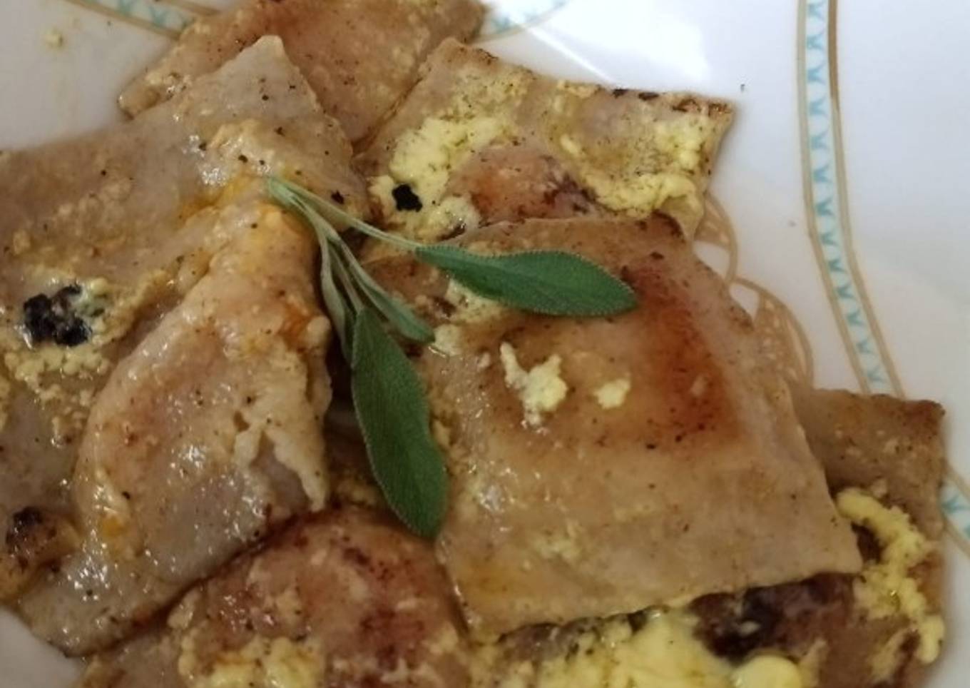 Ravioles de calabaza con manteca de oliva y salvia