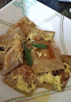 Una foto de Ravioles de calabaza con manteca de oliva y salvia