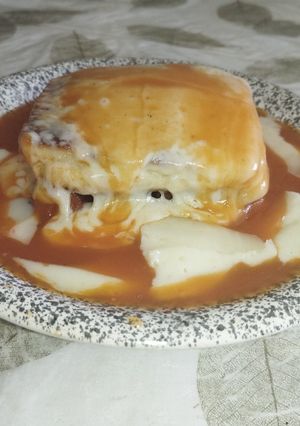 Une photo de Ma recette de francesinha le croque-monsieur portugais de mon origine le Portugal