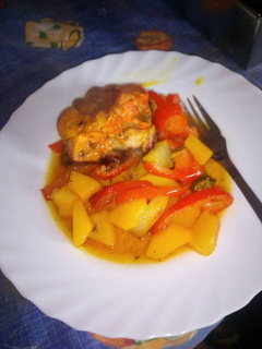 Una foto de Pollo al horno de leña con patatas y pimientos