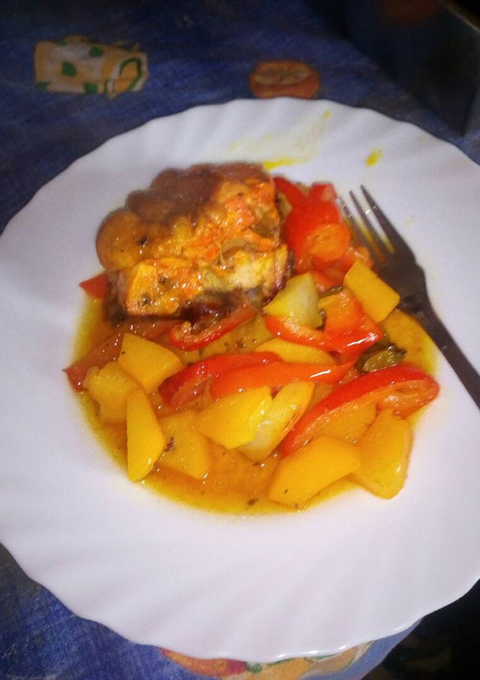 Una foto de Pollo al horno de leña con patatas y pimientos
