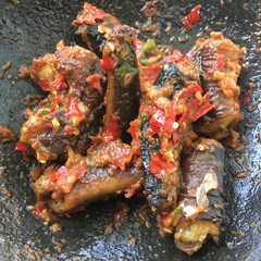 A picture of Sambal belut.