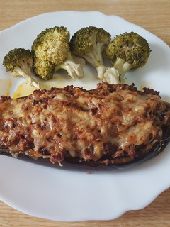 Una foto de Berenjenas al horno rellenas de carne