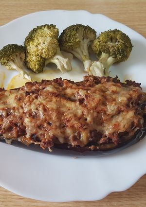 Una foto de Berenjenas al horno rellenas de carne
