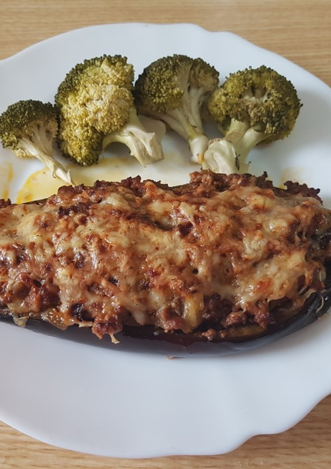 Una foto de Berenjenas al horno rellenas de carne