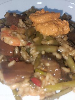 Una foto de Arroz con níscalos, espárragos trigueros, langostinos y salsa romesco
