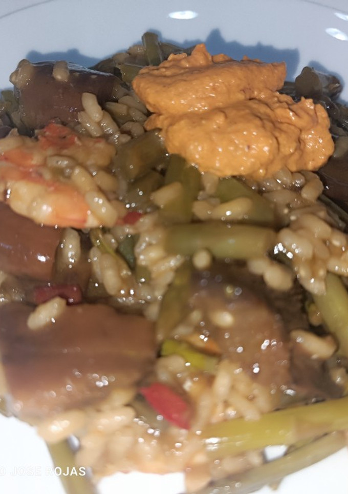 Una foto de Arroz con níscalos, espárragos trigueros, langostinos y salsa romesco