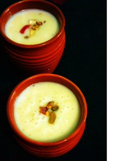 केसर बादाम मिल्क शेक (Kesar Badam milk shake recipe in hindi) रेसिपी मुख्य फोटो