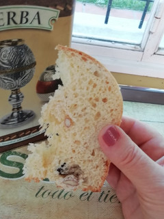 Una foto de Pan dulce en amasadora con fruta seca