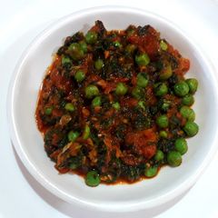 A picture of Methi matar.