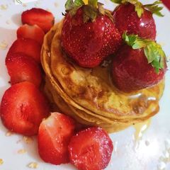 A picture of Strawberry jowar oatmeal pancake.