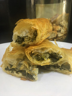 Una foto de Mil hojas de espinacas, queso de cabra y cheddar rallado🤪