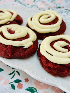 Una foto de 💕 Red Velvet Cookies: amor en cada bocado 💕