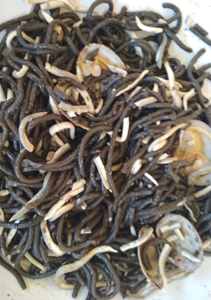 Una foto de Spaguettis negros con gulas, gambas y almejas