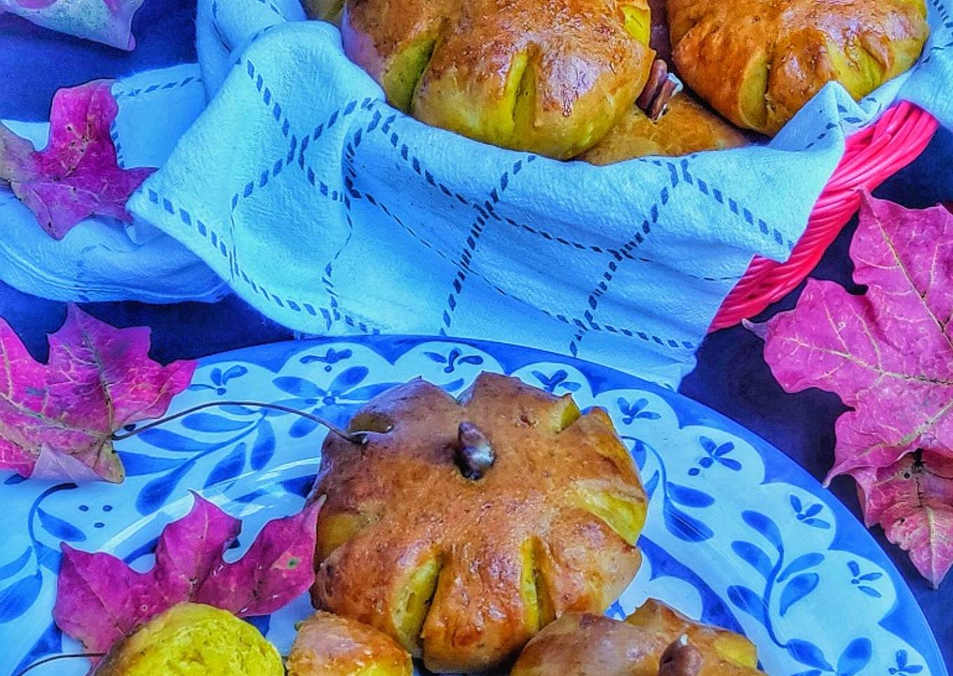 Paneer stuffed pumpkin dinner rolls