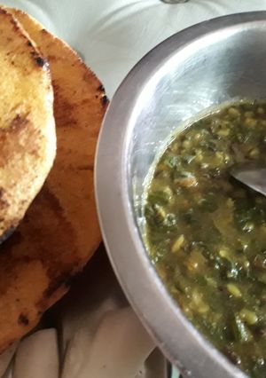 A picture of Palak ka saag with makki ki roti and mooli ki sabzi.