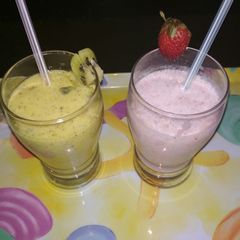 A picture of Strawberry and kiwi milk shake.