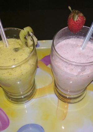 A picture of Strawberry and kiwi milk shake.