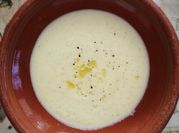 Una foto de sopa de verduras