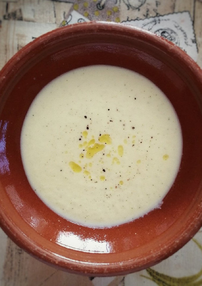 Una foto de Sopa fría de manzana y pepino